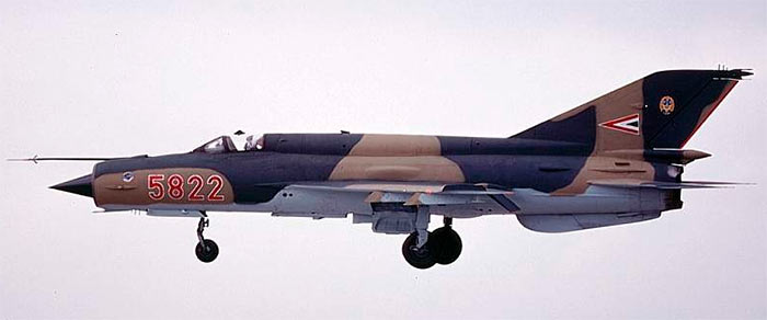 Истребитель МиГ-21 заходит на посадку