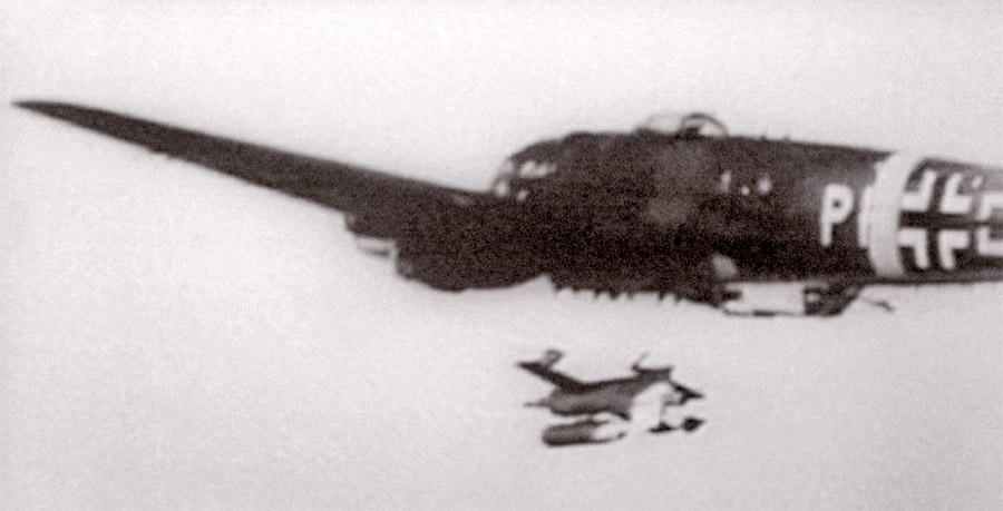 Запуск планирующей бомбы HS293 с немецкого бомбардировщика