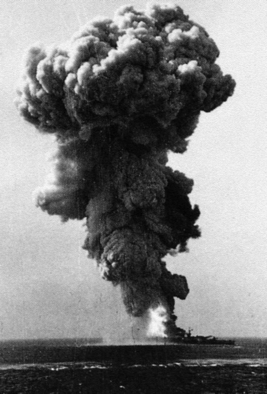 Момент взрыва линкора «Рома» от попадания бомбы FX1400. 