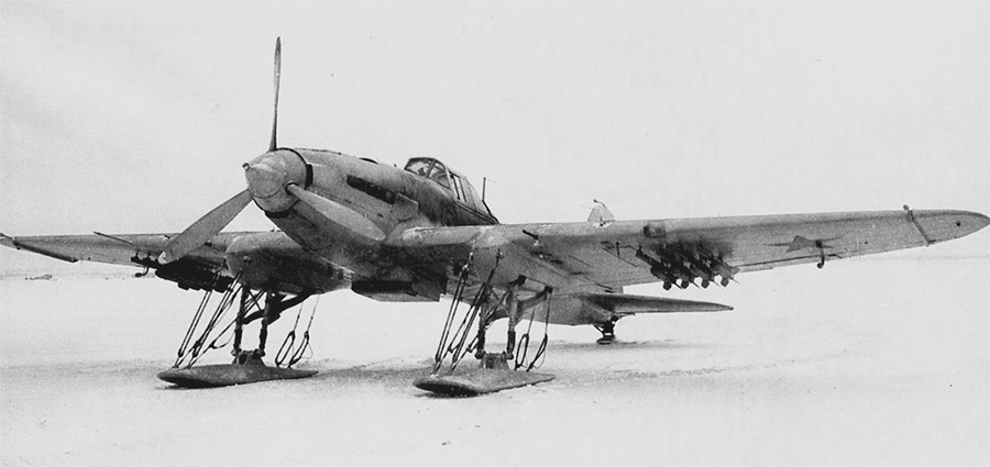 Штурмовик Ил-2 ранних выпусков с направляющими РС-132 под крыльями