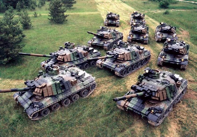 Танки AMX-30 с комплектами динамической защиты