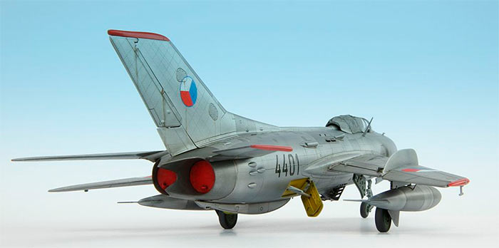 МиГ-19, вид сзади. Отличие от МиГ-17 и МиГ-15 видно не вооруженным взглядом - два двигателя вместо одного