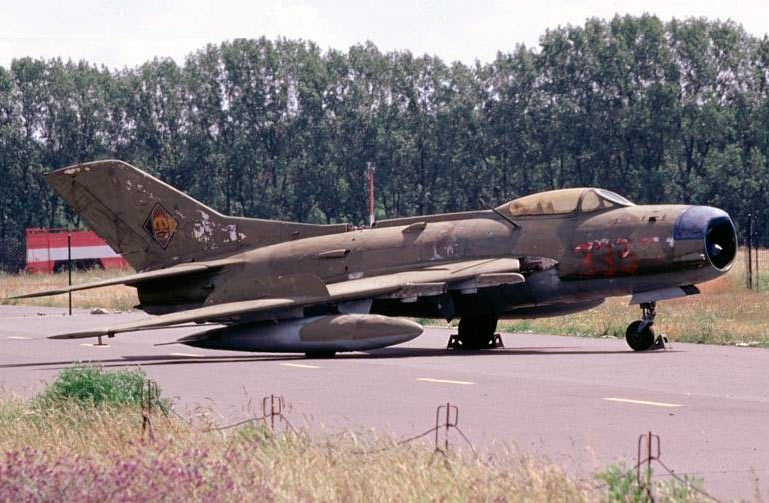 МиГ-19 не спутаешь с предшественниками и в профиль - самолет имеет характерный удлиненный и даже изящный силуэт