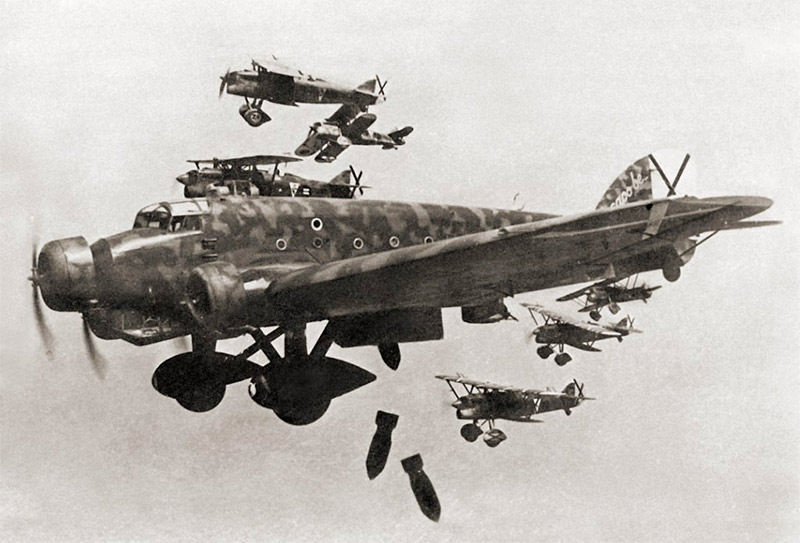 Бомбардировщик SM.81 с эскортом из истребителей CR.32
