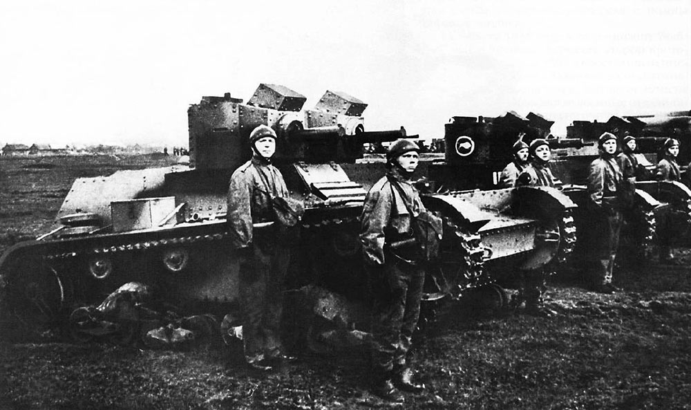 Экипажи пулеметных двухбашенных вариантов легкого танка 7ТР на смотре. Справа командир и механик-водитель, слева стрелок.