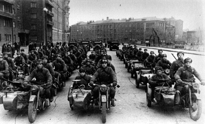 Колонны мотоциклистов на ноябрьском параде в Москве в 1941.