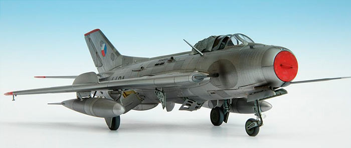 Модель МиГ-19, воздухозаборник прикрыт заглушкой