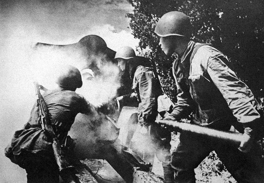 Расчет 76-мм пушки ведет огонь по врагу, 1942 г., фотограф Иван Шагин