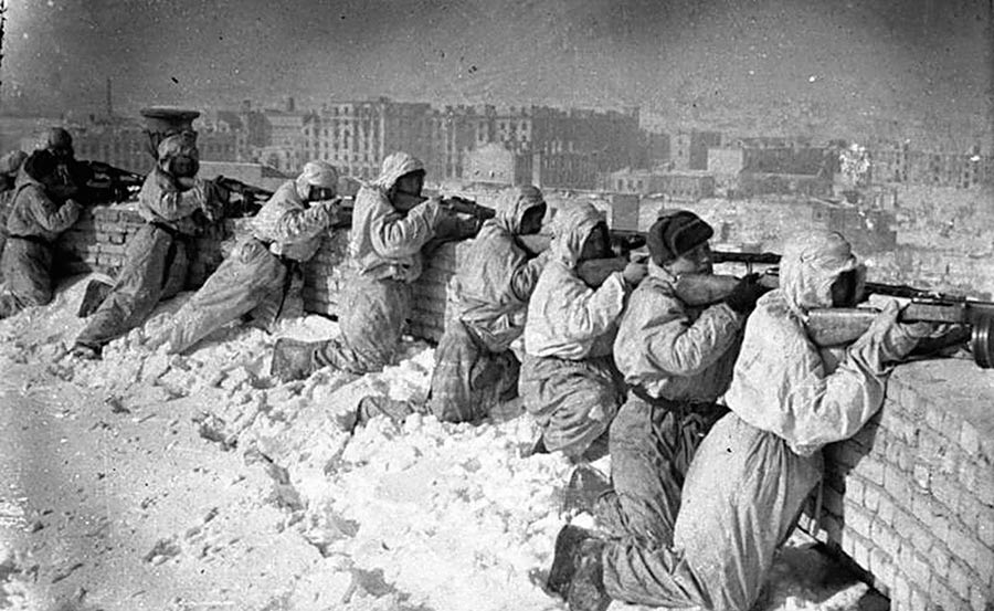 Советские автоматчики на крыше дома в Сталинграде. Январь 1943г.