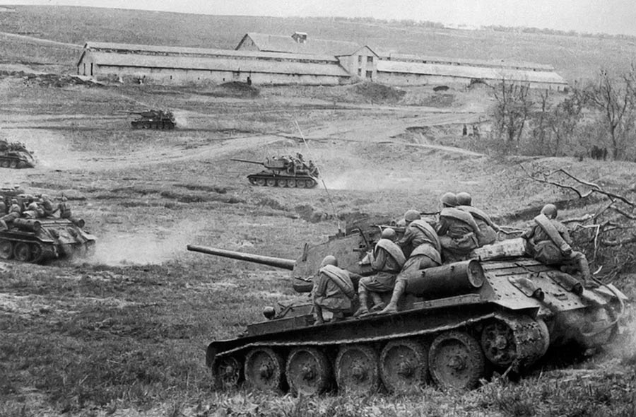 Советские танки Т-34-85 с десантом идут в бой за станцию Раздельная в районе Одессы.