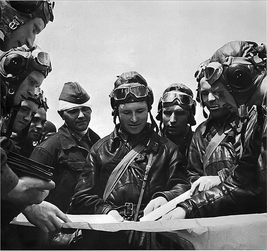 Апрель 1943, советские пилоты перед вылетом.