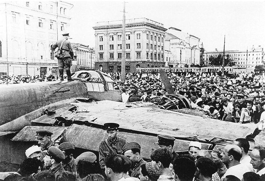 Июль 1941г. Сбитый ранее немецкий Ю-88 демонстрируется в Москве на Театральной площади.