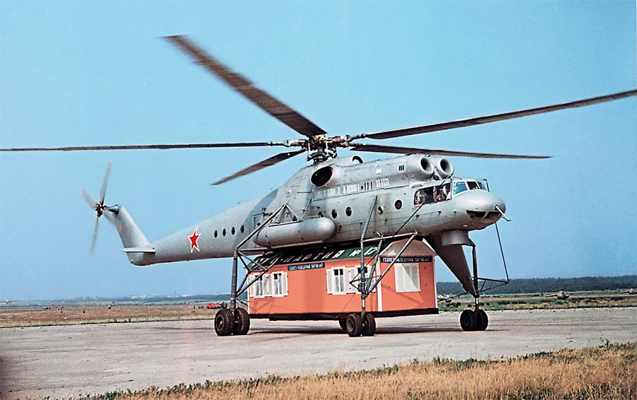Вертолет Ми-10 с внешней грузовой платформой