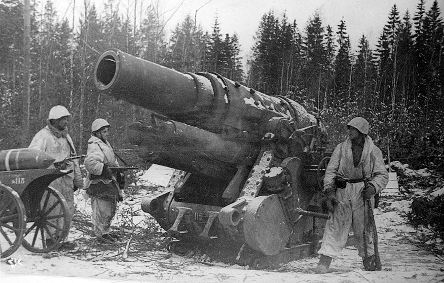 Захваченная советскими войсками 305-мм мортира M16