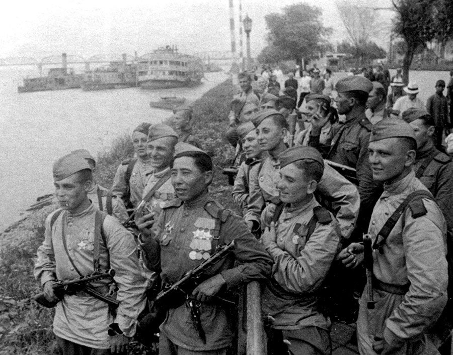 Советские солдаты на набережной реки Сунгари в Харбине.