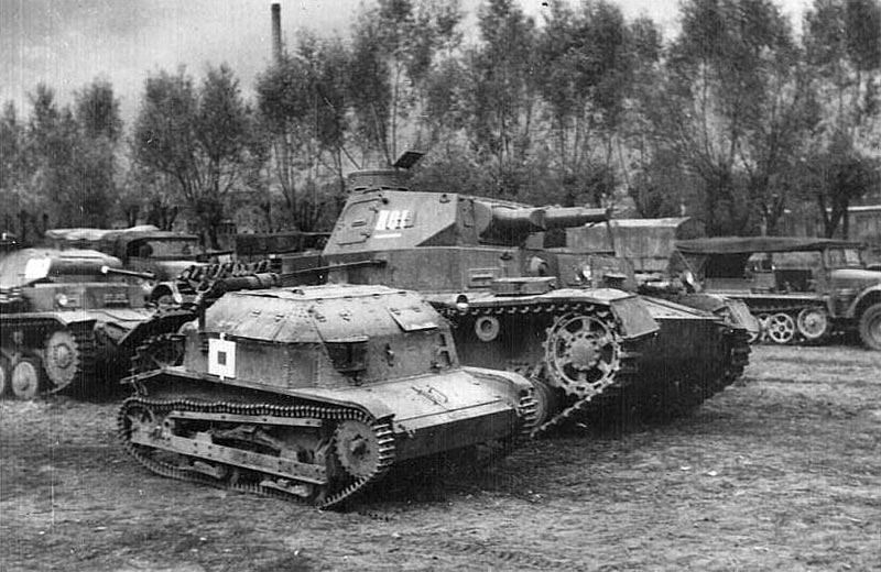 Танкетка TK-3 на фоне немецкого танка Pz III