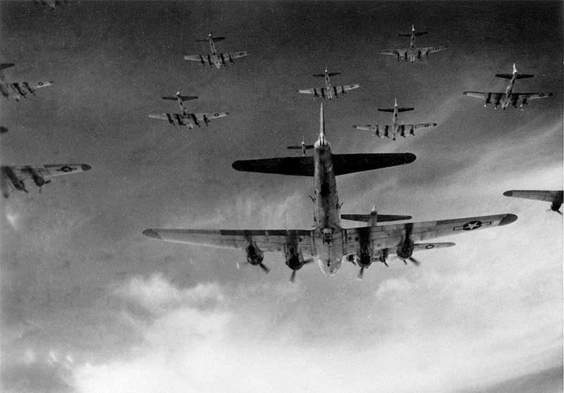 В налетах обычно участвовали десятки бомбардировщиков B-17. 