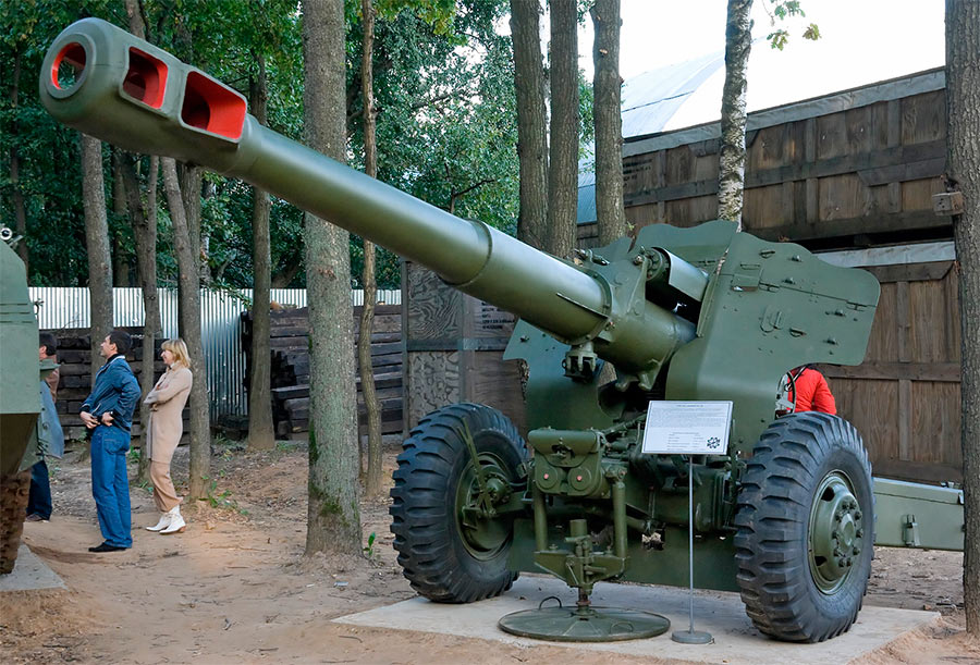 Советская 152-мм пушка-гаубица Д-20