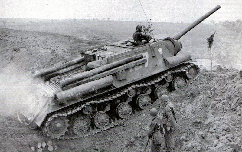 ИСУ-122, 1943 год. На корпусе закреплены импровизированные фашины