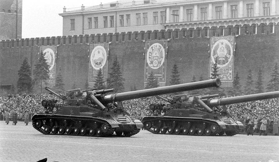 Атомная самоходная пушка Конденсатор-2П, на Красной площади