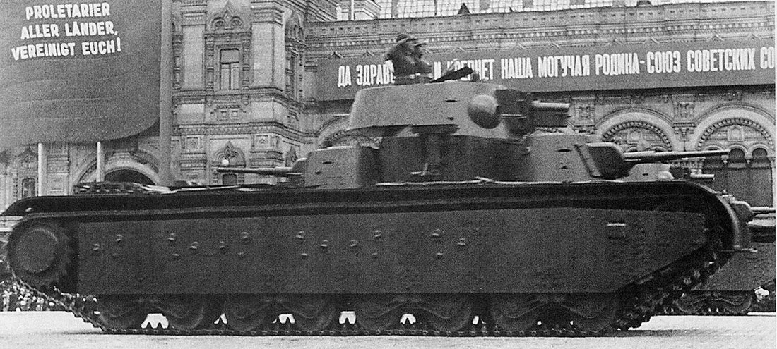 Тяжелый танк Т-35 с коническими башнями на параде. 7 ноября 1940 г.