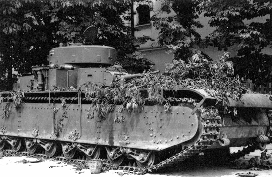 Брошенный советскими войсками танк Т-35А из состава 67-го танкового полка. Дневпропетровск