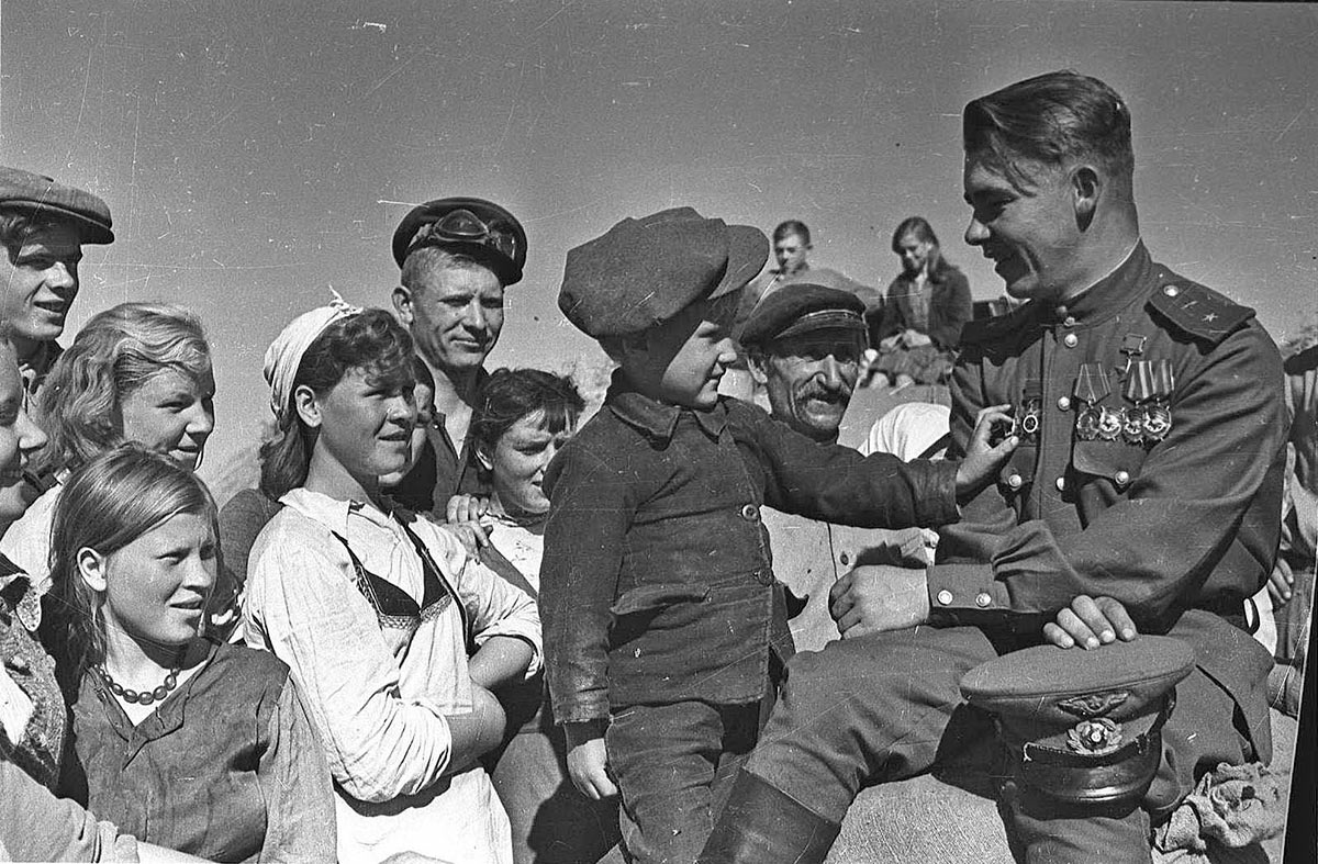 Герой Советского Союза гвардии майор Николай Пинчук в родном колхозе, в отпуске после войны. 1945