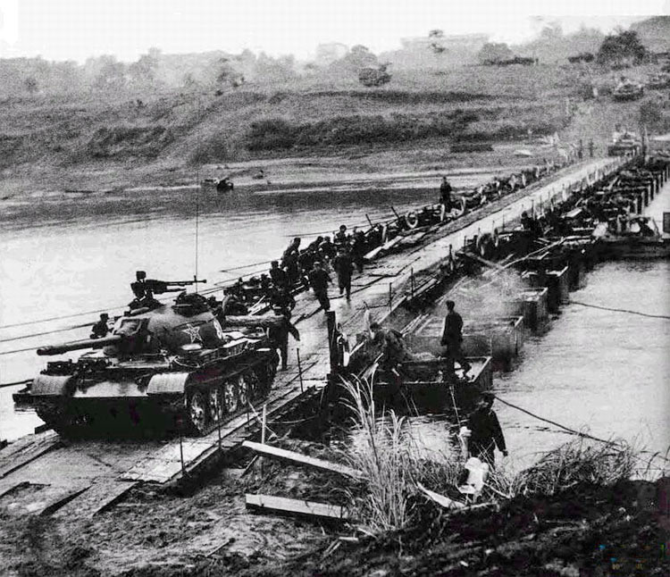Китайские войска переходят границу с Вьетнамом