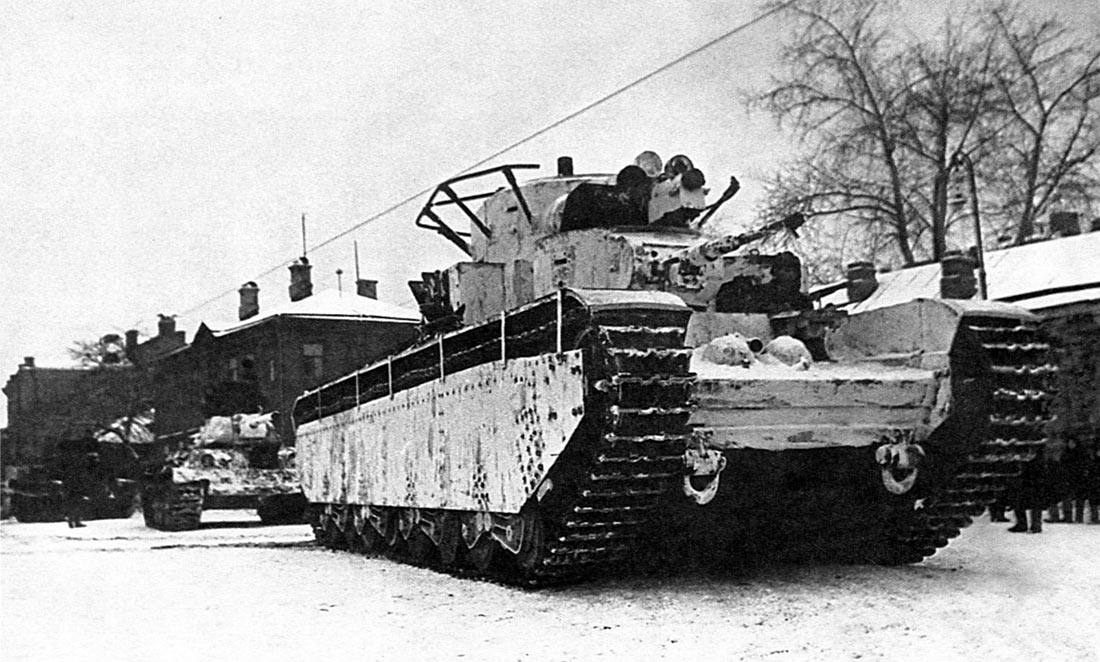 Любопытная фотография танка Т-35. На снимке один из двух танков доживших до конца 1941 г. и принимавший участие в легендарном параде 7 ноября 1941 г. на Красной Площади.