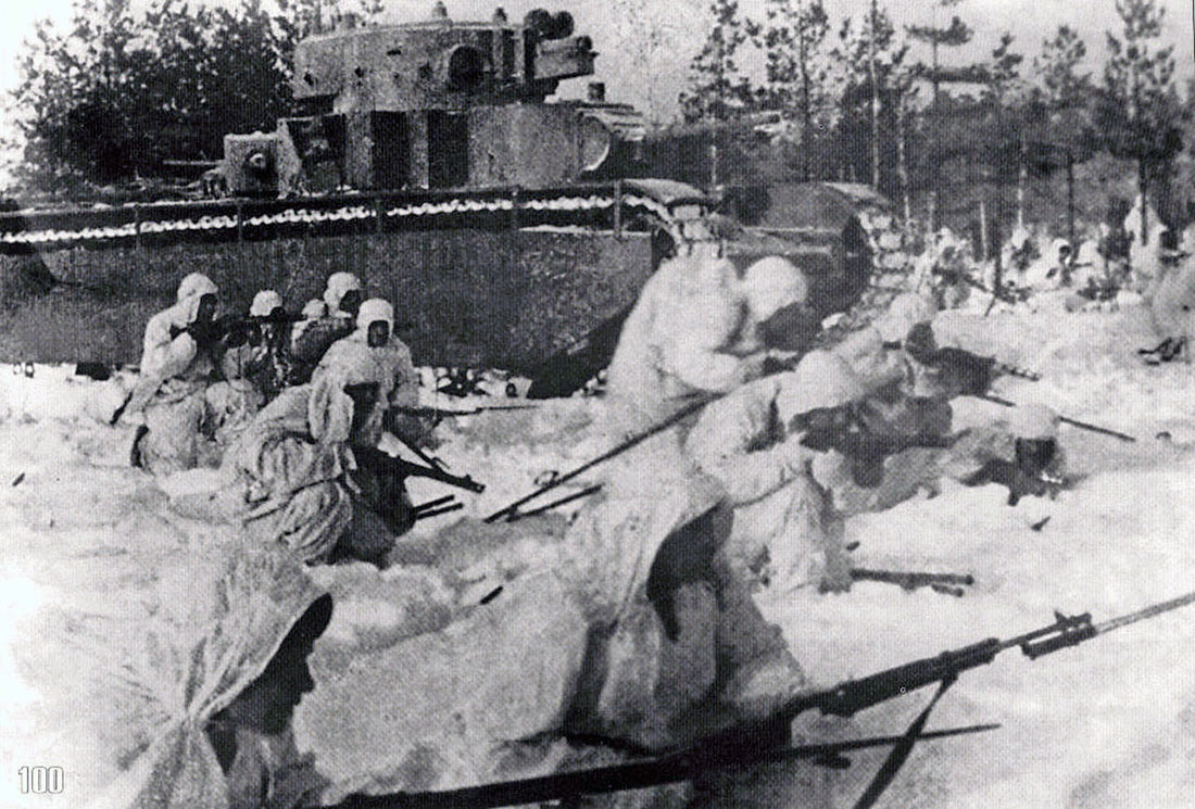 А это фото - постановочное. Хотя Т-35 принимали участие в параде 7 ноября 1941 г., в боях под Москвой, они не участвовали, и сразу после парада были отправлены в тыл.