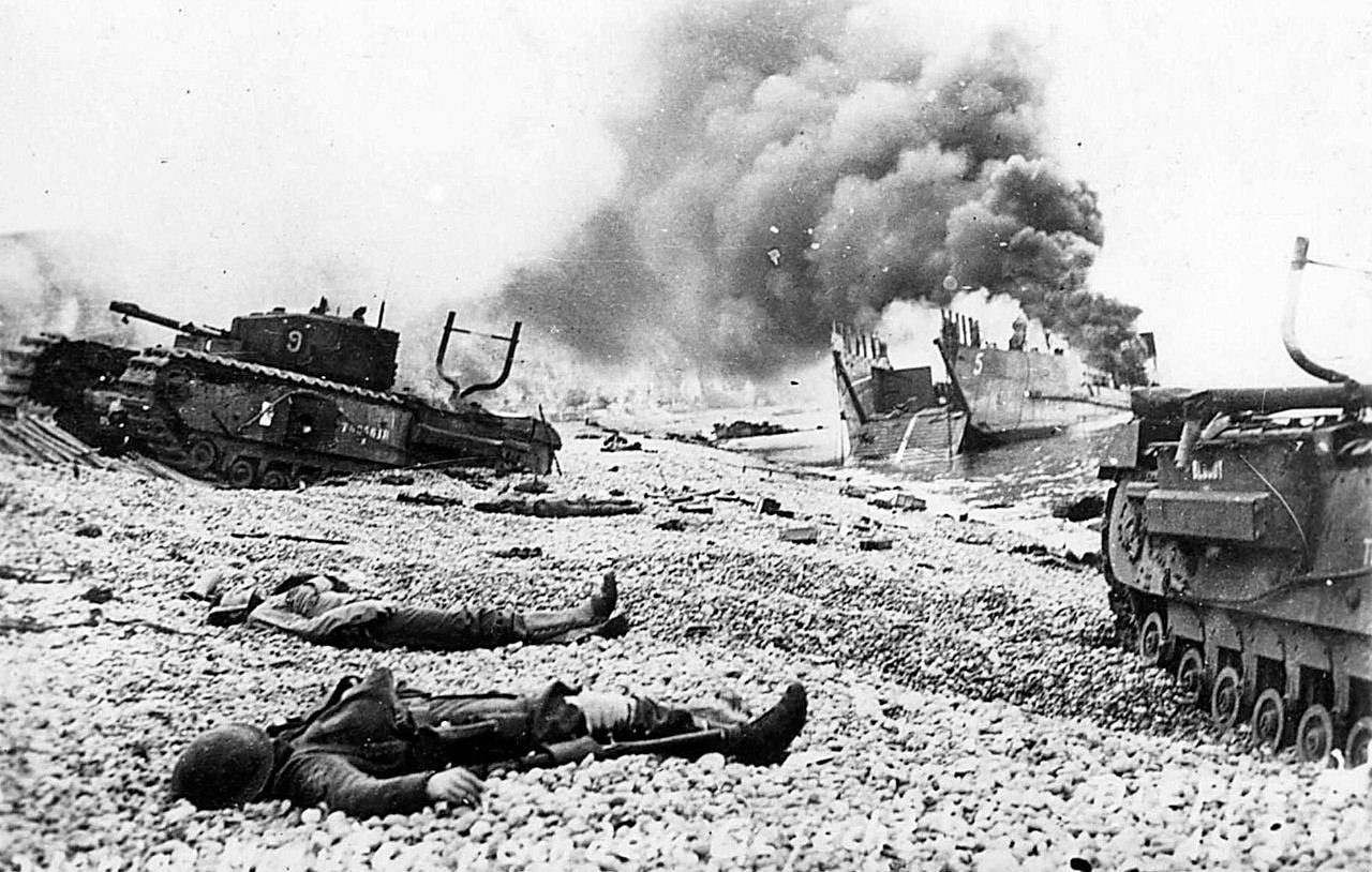 Подбитые канадские танки «Черчилль» и горящий британский десантный корабль на пляже Дьеппа. 19.08.1942 г.