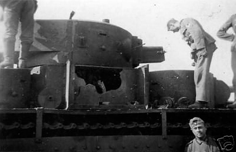 Одна из немногих фотографий танка Т-35 действительно погибшего в бою.
