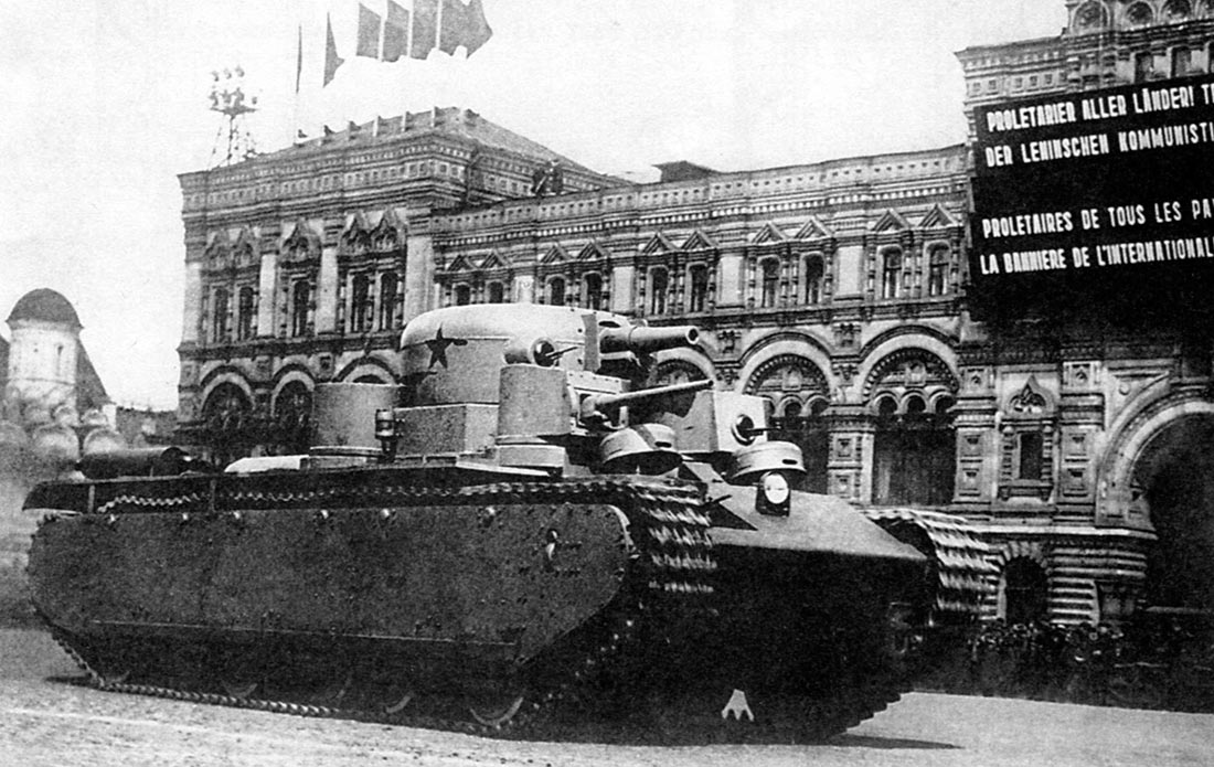 Первый прототип тяжелого танка Т-35, Т-35-1 на параде в Москве.
