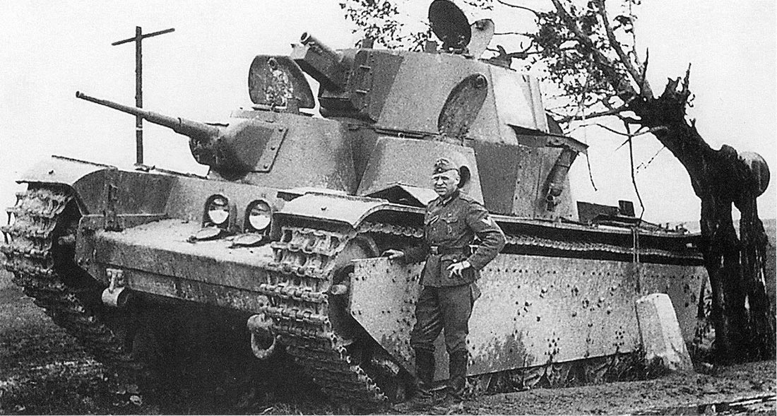 Т-35 выпуска 1939 г., июль 1941 г. Снова не боевая потеря - танк оставлен экипажем.