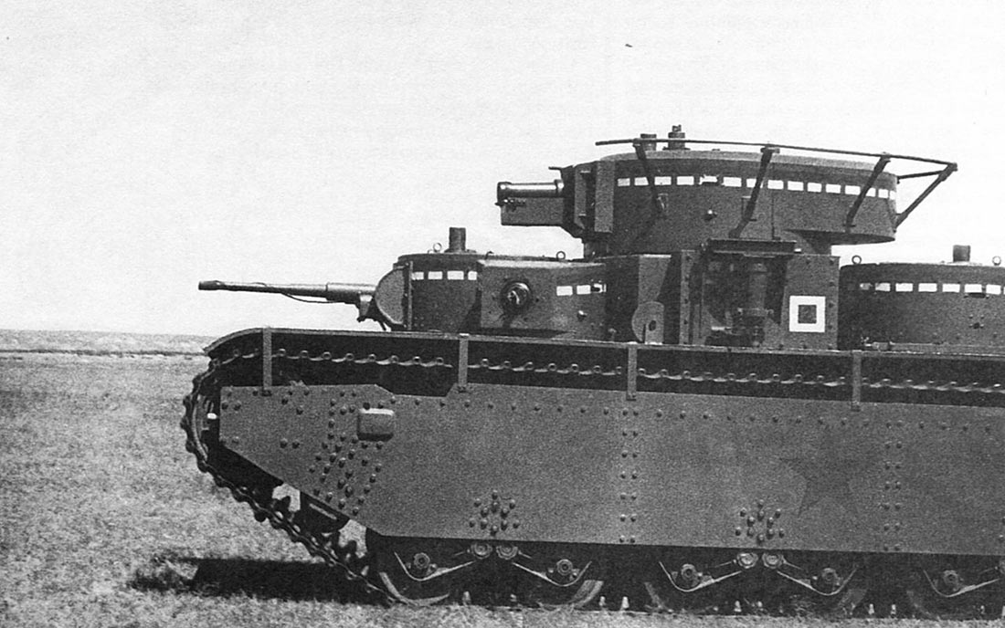 Хорошо видная передняя часть многобашенного советского танка Т-35