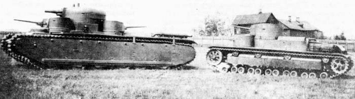 Многобашенный танк Т-35 со своим «предком» многобашенным танком Т-24