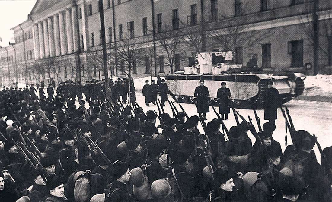 Тяжелый танк Т-35А образца 1935 г. на улицах Москвы, ноябрь 1941 г.
