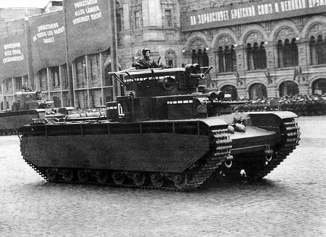 1 мая 1937 года, танк Т-35 на Красной Площади. Обратите внимание - над 76-мм и 45-мм пушками размещены фары для ночной стрельбы.