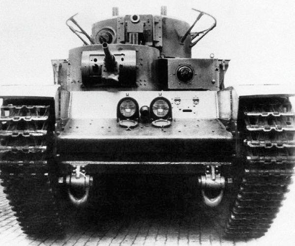Тот же танк Т-35А, вид спереди. Хотя в его конструкции уже активно применялась сварка, заклепок на корпусе все ещё хватало