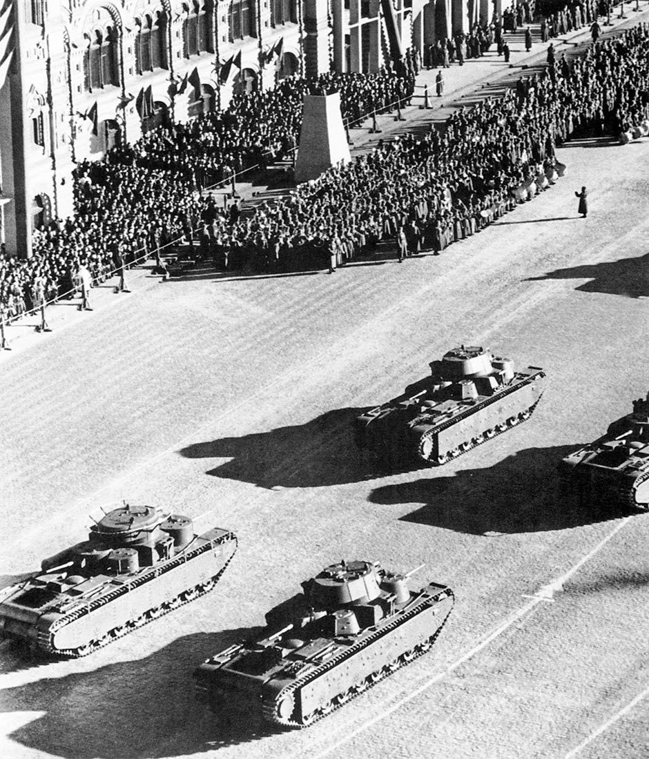 7 ноября 1940 года, танки Т-35 на параде. на снимке запечатлены машины двух образцов - выпуска 1936 г (с цилиндрическими башнями) и 1939 г (с коническими башнями).