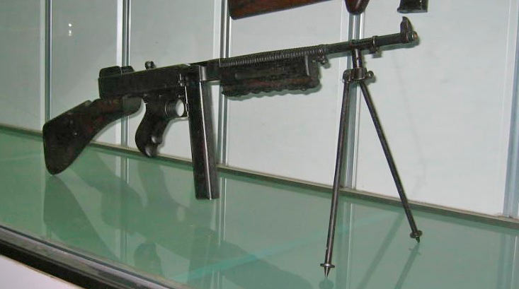 Армейский вариант пистолета-пулемета Томпсона с установленными сошками
