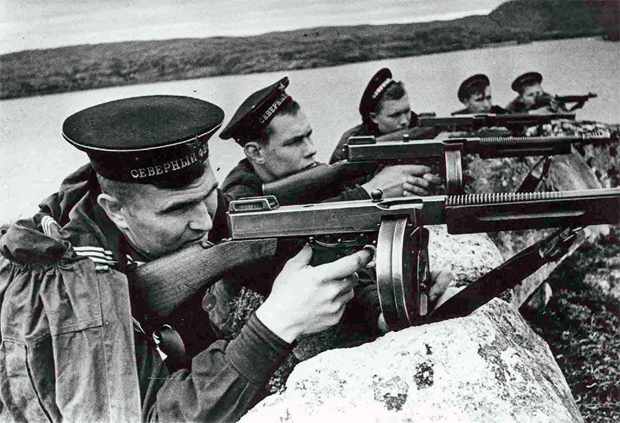 Морская пехота Северного флота СССР с пистолетами-пулеметами Томпсона