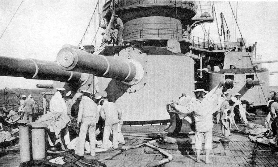 Башни главного 305-мм и среднего 203-мм орудий линейного корабля «Андрей Первозванный»