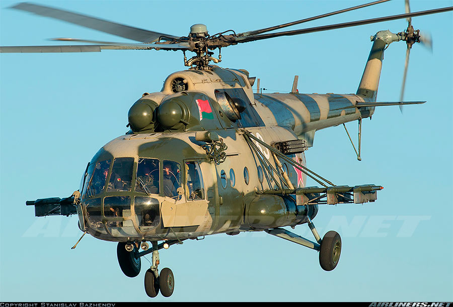 Военный вариант вертолета Ми-8ВТ. Хорошо видна арматура подвески вооружения