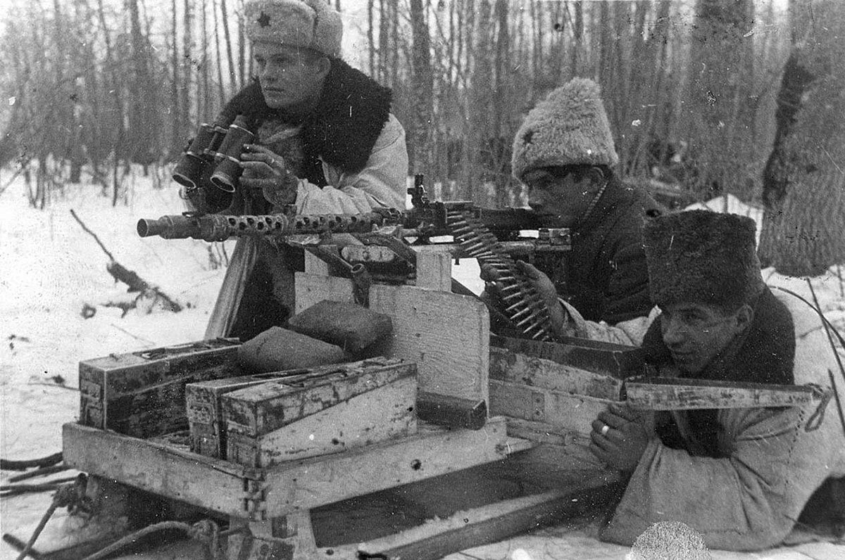 Расчет трофейного 7,92-мм пулемета MG-34 установленного на санях.