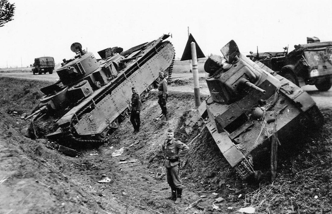 Брошенные тяжелый танк T-35 и легкий T-26 из 8-го механизированного корпуса. Район Дубно. Июль 1941.