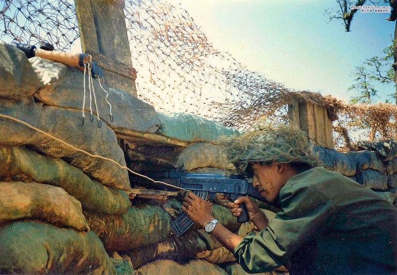 Вьетнамский солдат ведет огонь