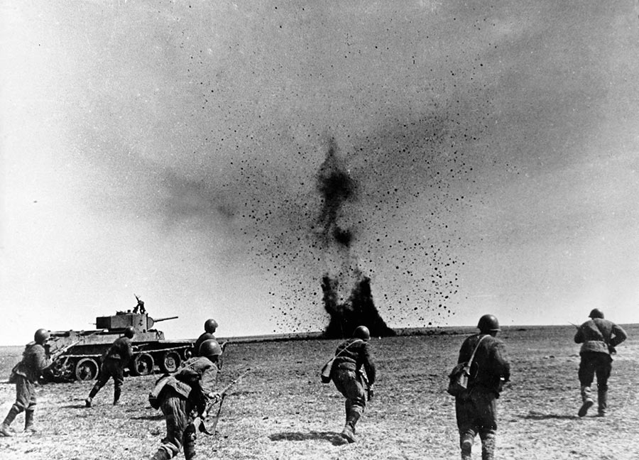 Атака советских солдат Юго-Западного фронта при поддержке танков БТ-7. Харьковская наступательная операция, май 1942 г.