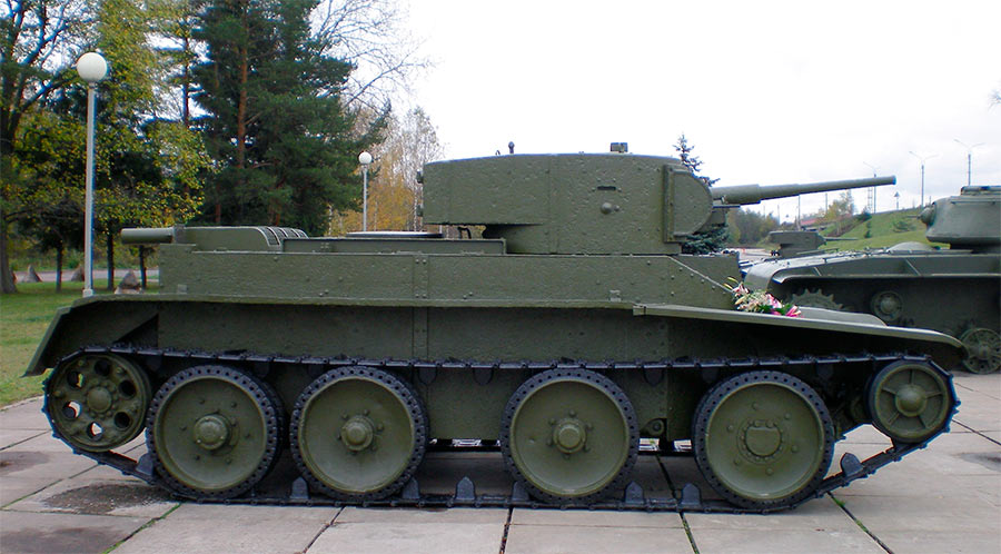 Легкий танк БТ-5 в профиль
