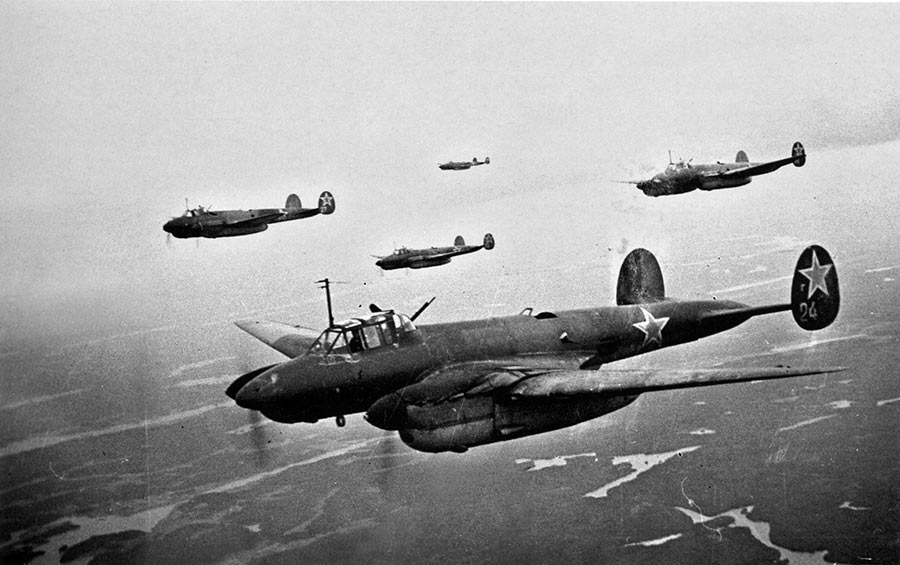 Бомбардировщики Пе-2 летят на боевое задание в районе Карельского перешейка. 08 июня 1944 года.